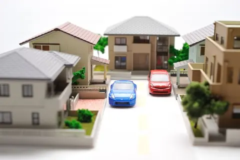 【2026年9月から】住宅街の“法定速度”が「30km」に!? もう「標識がないから60km」は通用しない…反則金は“最大1万80000円”!? 法定速度改正の「対象となる道路」を確認
