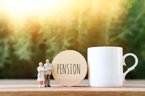 両親が「年金15万円」を“非課税”で受け取っていると聞きビックリ！ 私は「月収19万円」で扶養を外れ、税金や保険料を“4万円”も引かれてるのに…高齢者は「税金を引かれない」のでしょうか？