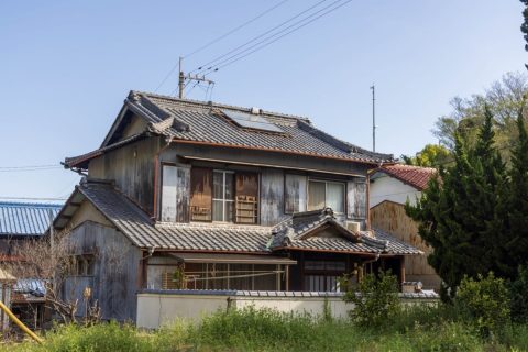 古い実家を売るために解体を考えていますが、「更地にすると固定資産税が最大6倍」と聞きました。売れるまで時間がかかるなら、解体しないほうがよいのでしょうか？