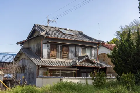 古い実家を売るために解体を考えていますが、「更地にすると固定資産税が最大6倍」と聞きました。売れるまで時間がかかるなら、解体しないほうがよいのでしょうか？