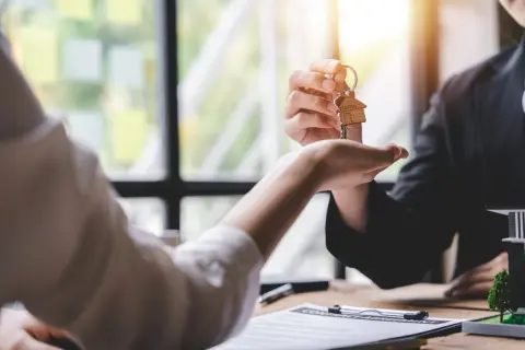子どもが生まれるので引っ越しを考えていたら、母に「都営住宅のほうが家賃は安いのでは？」と言われました。一方で夫は「URのほうが入りやすそう」と言います。実際、選びやすさはどれくらい違うのでしょうか？