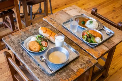 小学校の“給食のおかず”が「ナゲット1個」で驚愕！ SNSでは「給食費無償化いらない」「成長期なのに」の声も…物価高で“一食260円”では厳しすぎ!? 給食の量が減っている背景とは