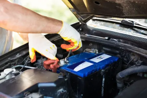 車検で「バッテリー交換2万8000円」と言われ“予定外の出費”が発生！ 後日ママ友に「断っても車検に通るよ」と言われたのですが、約3万円は“ムダ払い”だったんですか!? 車検で「断れる整備」とは