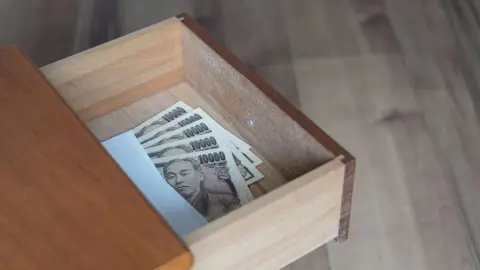 祖母の遺品整理で「現金500万円」を発見！ 兄は「タンス預金だし、2人で分ければバレない」と言いますが、税務署に“申告漏れ”を疑われませんか？「現金だから大丈夫」は甘い!? 注意点を解説