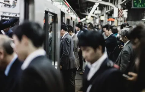 通勤ラッシュの駅で「靴のかかと」を踏まれ、合皮が剥げた！ 買ったばかりでも「混んでるから仕方ない」「お互いさま」と我慢すべき？ なぜ“踏んだ・踏まれた”が起こるのか…弁償についても確認