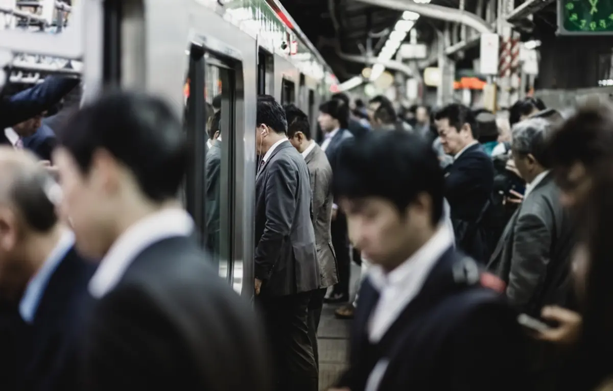 通勤ラッシュの駅で「靴のかかと」を踏まれ、合皮が剥げた！ 買ったばかりでも「混んでるから仕方ない」「お互いさま」と我慢すべき？ なぜ“踏んだ・踏まれた”が起こるのか…弁償についても確認