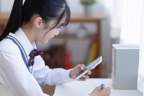 公立高校へ進学したのですが、予想以上に出費が多すぎてつらい！ 高校進学時にかかる平均的な費用ってどのくらいですか？