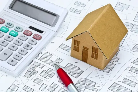 親が住んでいた家を売却する予定です。「空き家のままだと税金が高くなる」と聞きましたが、いつまでに売ればよいのでしょうか？