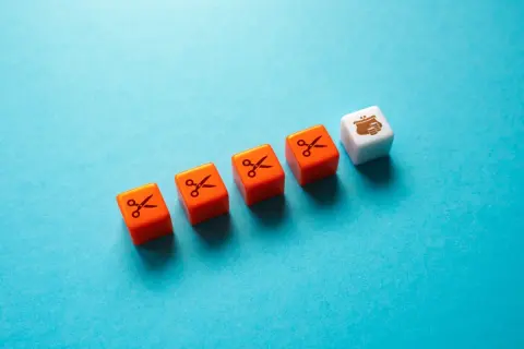 友人が「URは礼金がないから、最初にかかるお金を抑えやすい」と話していました。都営住宅と比べて入居時の負担は違うのでしょうか？