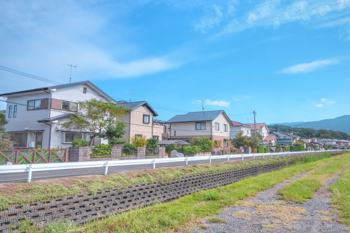 両親が住んでいる実家は古い一戸建てなのですが、夫に「土地があるなら相続税は意外とかかるかも」と言われました。建物が古くても、やはり相続税には影響するのでしょうか？