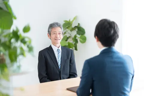 父が定年後に再就職したものの、「やっぱり辞めたい」と言い出しました。この場合でも失業手当は受けられるのでしょうか？ それとも、年金をもらう年齢なら別の考え方になるのでしょうか？