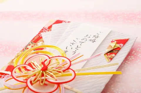 地元の友人の結婚式に参列予定ですが、交通費とホテル代で「5万円」ほどかかりそうです。全額自己負担になる場合でも、「ご祝儀」は通常どおり包むべきなのでしょうか？