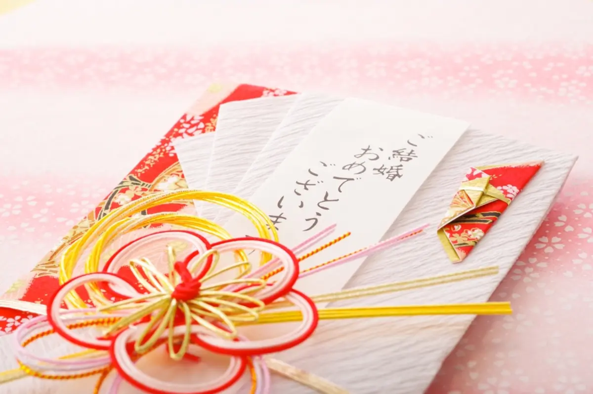 地元の友人の結婚式に参列予定ですが、交通費とホテル代で「5万円」ほどかかりそうです。全額自己負担になる場合でも、「ご祝儀」は通常どおり包むべきなのでしょうか？