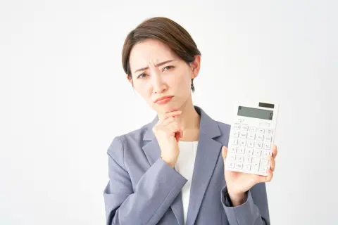 「部長」に昇進して年収が「650万円」に上がったのに、大企業勤務の友人は「係長」で年収「750万円」だそうです。役職が上でも年収にこれほど差が出るのはなぜでしょうか？