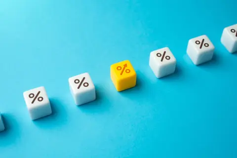 実家に帰った際、年収「500万円」と話したら親に「40代でそれは少ないんじゃない？」と言われました…。同年代はもっと稼いでいるのでしょうか？