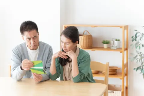 田舎の親に「月5万円」仕送りしています。同僚に「扶養に入れると7万円節税できるのに」と言われましたが、別居でも対象なんですか？「扶養＝同居」の誤解も多い!? 扶養の条件とは
