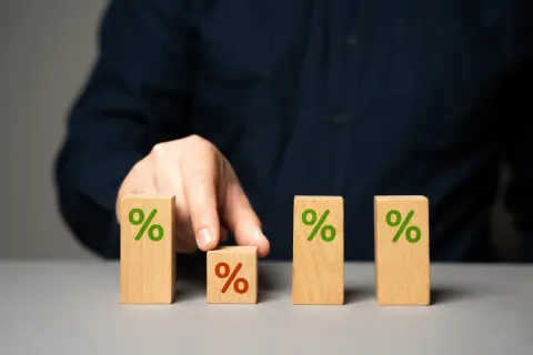 妻が「定期預金に預けても、利息から税金が引かれるんだよね？」と気にしています。金利が上がったといっても、実際に手元へ入る金額はどれくらい違ってくるのでしょうか？