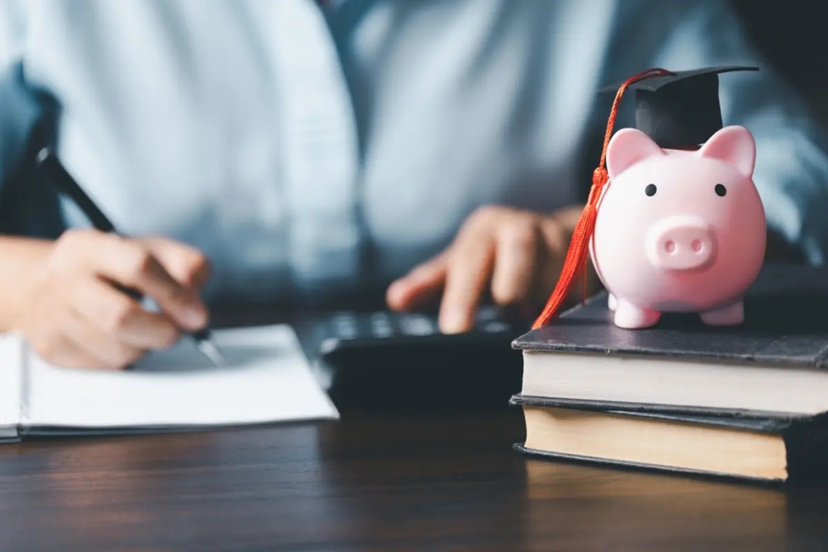 大学の「学費500万円」のために“教育ローン”を検討中です。「銀行系」と「国（日本政策金融公庫）」では、どちらで借りるのが“正解”ですか？ それぞれの返済総額を比較