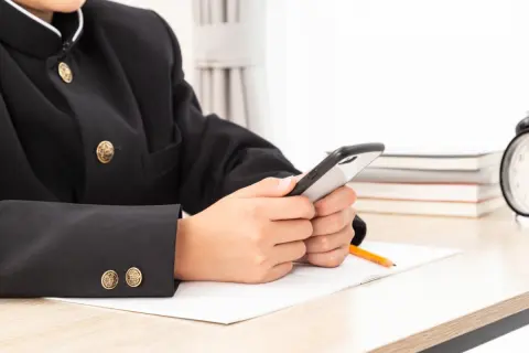 中学生の息子が「みんなiPhoneだから自分も欲しい！」と言っています。「Android」より高くて迷っているのですが、実際に中学生でもiPhoneを持つ子は多いのでしょうか？