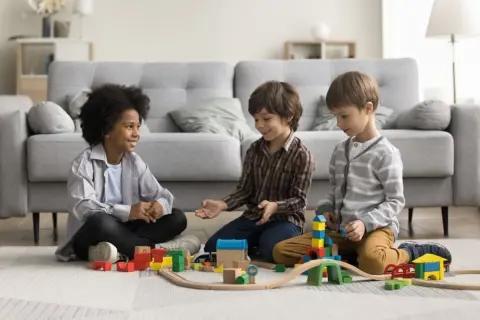 息子が小学生になったら“友だち2人”が、わが家に「入り浸り状態」に！ お菓子など「5000円以上」出費が増えたのですが、親に請求するのは“非常識”ですか？ トラブルを防ぐポイントも確認