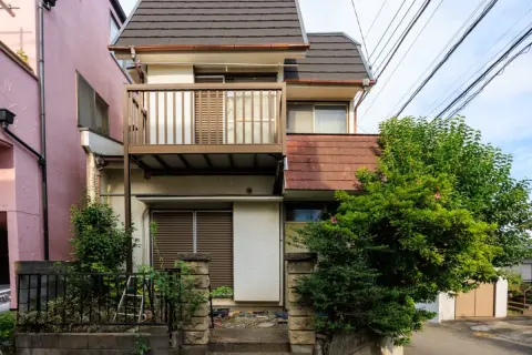 親が亡くなったあと、実家を放置すると固定資産税が「6倍」に!? 解体してしまったほうがよいのでしょうか？ 空き家の税負担と注意点を解説