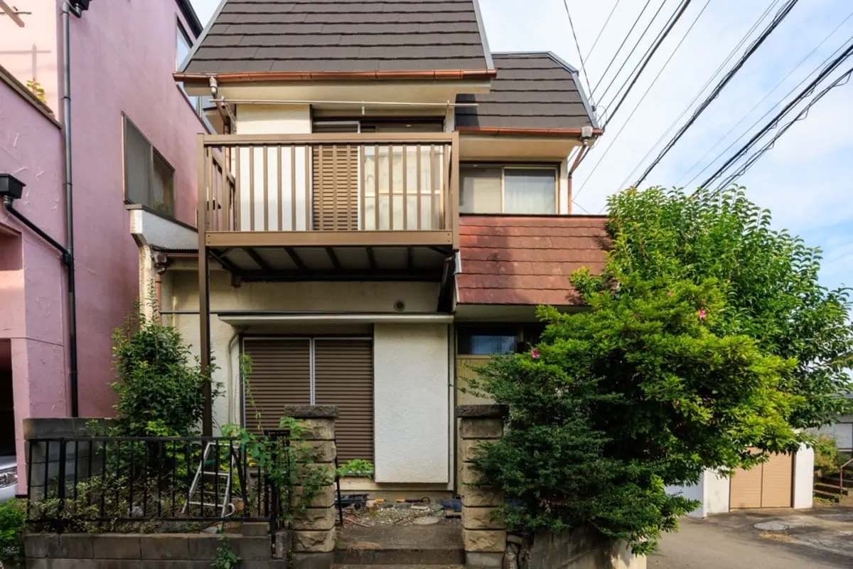 親が亡くなったあと、実家を放置すると固定資産税が「6倍」に!? 解体してしまったほうがよいのでしょうか？ 空き家の税負担と注意点を解説