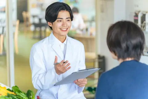 娘の結婚相手は「病院の勤務医」だそうです。「開業医」と比べて年収はどのくらい違うのでしょうか？
