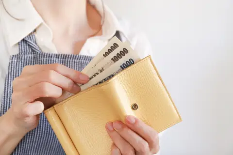 会社員の夫のお小遣いは月「3万円」です。飲み会代は別で出しているのに「全然足りない」と言われました…。増やすべきなのでしょうか？