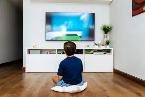 小1の子どもが「学童保育」に落ちた！ 民間だと“月3万円”で支払いがキツイのですが、6歳に「3時間の留守番」は“虐待”になりますか？ 仕事で早く帰るのは難しいです…