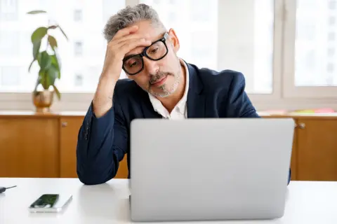 定年退職後しばらく働くつもりだった父が、「思ったより仕事が見つからない」と困っています。年金を受け取る前でも、失業手当があるなら安心できそうですが、高年齢だと条件は厳しくなるのでしょうか？
