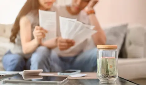 「夫の退職」により今月家計が厳しい！住宅ローンがまだ「2500万円」残っているのですが、滞納したらどうなる？「代位弁済」「競売」は“救済策”になりえるのでしょうか？