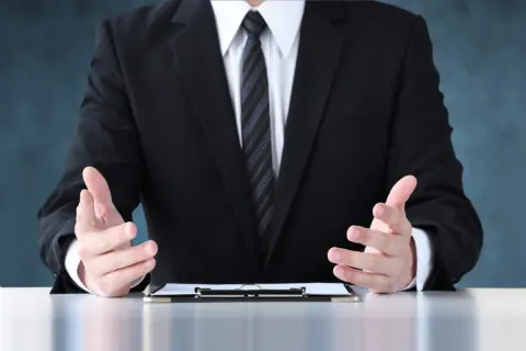 何年も連絡を取っていなかった友人から突然「一度会わない？」と誘われ、会ったら投資の話になりました。懐かしさもあって断りにくいのですが、こうした流れは警戒したほうがよいのでしょうか？