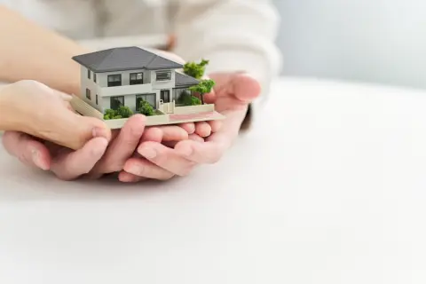 夫が急逝し、生活困窮のため自宅を早く売却したいです。少しでも高く売るには、大手に相見積もりを出して決める方法で大丈夫でしょうか？