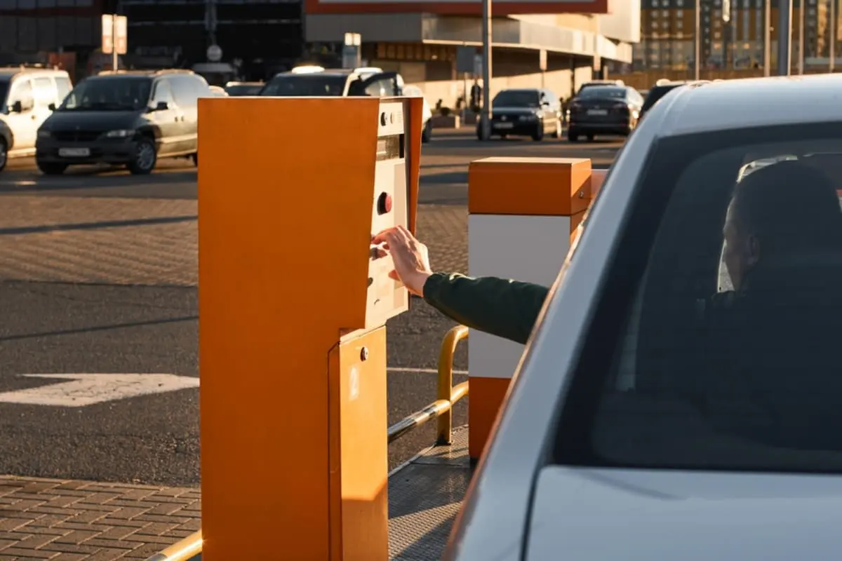 仕事中に車を停めたら「駐車券」を紛失！ 看板には「紛失時5000円」と書いてありましたが、本来“1000円”の予定でした。会社の経費になりますか？ 自分で払うしかないでしょうか？