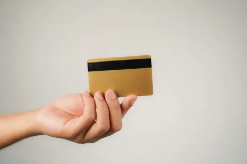 妻に「ゴールドカードの年会費1万1000円は高すぎる！」と言われました…。海外旅行に行かない家庭なら、持っているだけ損なのでしょうか？