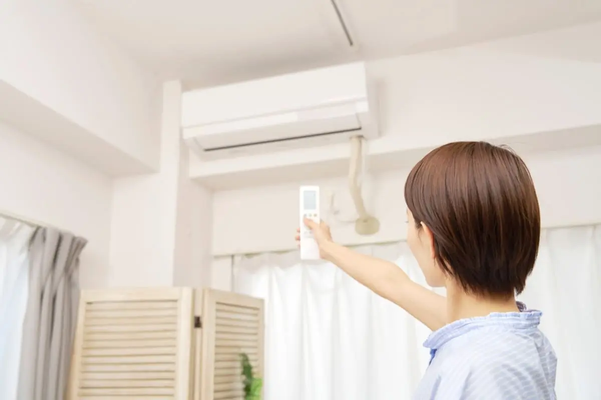 まだ5月なのに、すでにエアコンをつけています…。妻と「今年の電気代やばそうだね」と話していますが最近の家庭の電気代って平均どれくらいなのでしょうか？