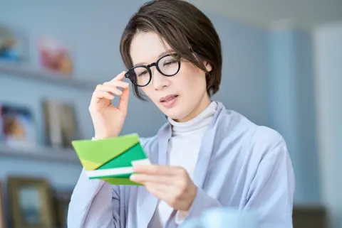 「4月分から年金が増える」と聞いていたのに、母の振込額が増えていません。すぐ年金事務所に確認すべきでしょうか？