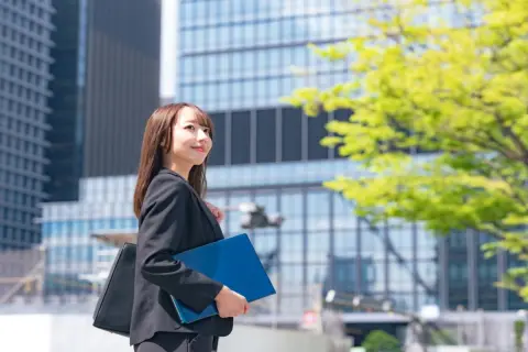 新社会人の娘が「駅近がいいから」と、家賃「10万円」のマンションに住み始めました。手取りは「月25万円」ほどだそうですが、この収入で無理なくやりくりできるでしょうか？ 援助を考えるべきか迷っています。