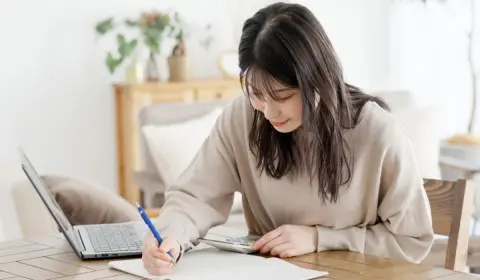 妻が「家賃を考えるなら都営住宅に申し込みたい」と言う一方で、夫は「抽せんなら当たらないかもしれないし、URのほうが現実的では？」とのこと。安さだけで決めると後悔することもあるのでしょうか？