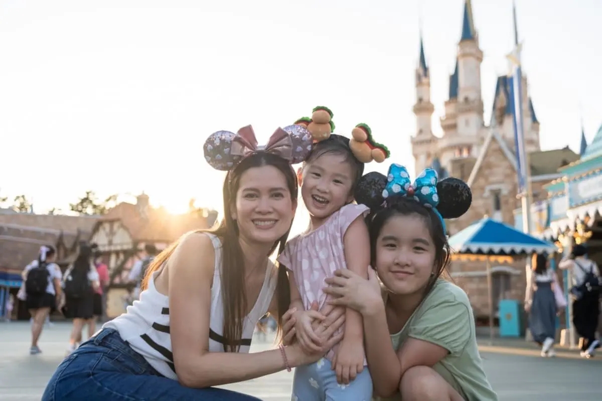 ディズニーで「4歳の子ども」に“3歳とウソ”をつかせ「タダで入園できた」というママ友にドン引き…「年齢確認されたことない」と言いますが、子どもが“かわいそう”ですよね？ 年齢を偽るリスクとは