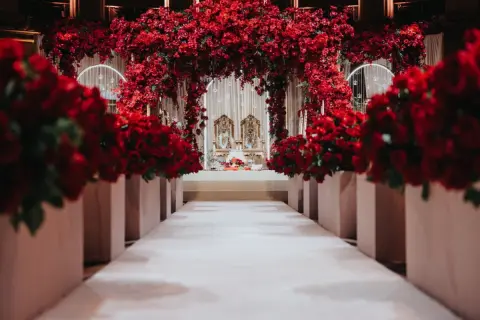 初めて友人の「結婚式」に招待されたのですが、今月カツカツです。“ご祝儀3万円”出せば“美容院代”くらい節約しても大丈夫ですよね…？