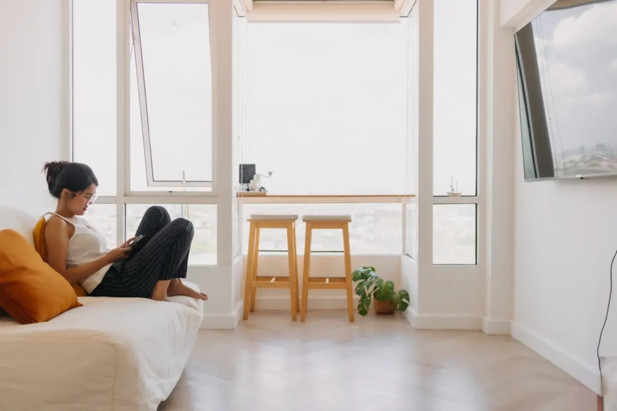 初めて一人暮らしを始める予定です。テレビは置かない予定ですが、スマホやパソコンを持ってるとNHK受信料の支払い対象になるのでしょうか？