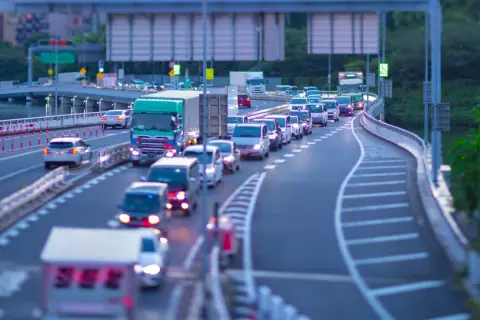 休日に家族で出かけると、夫が「渋滞するとガソリンの減りが早い気がする」と言います。距離は変わらないのに、混雑時の運転で燃費は変わるのでしょうか？