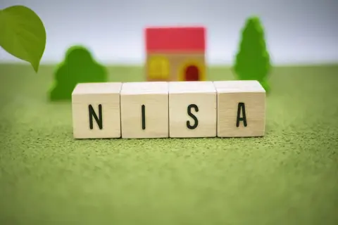 NISAに「月10万円×10年」積み立て、55歳で“資産2600万円”を達成！ その後「年利5％」で“ほったらかし運用”すると、年金に追加で「年160万円」受け取れる!? 複利運用の勝ちパターン