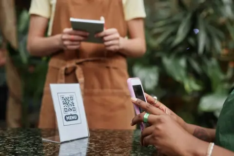SNSで「客のスマホから注文させるカフェ」に非難殺到！「店がWi-Fiを準備すべき」「ギガ消費したくない」数円とはいえ“コーヒー500円”に通信費がかかるのは普通？ 客側・店側の視点