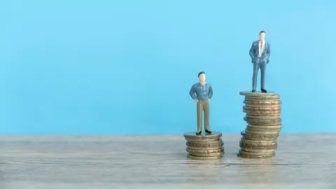 「地方公務員」と「国家公務員」生涯年収はどのくらい？仕事内容はどう違う？
