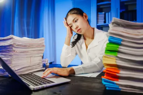 正社員ですが、固定残業代込みで長時間労働が多く、時給換算するとかなり低い気がします。派遣やバイトに変えるとどんなデメリットがありますか？