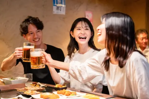 友人の飲み会代「1万2000円」を立て替えたまま、返ってこなくて困ってます…。相手は「あとで払う」と言っていたのですが、少額でも請求する方法はあるのでしょうか？