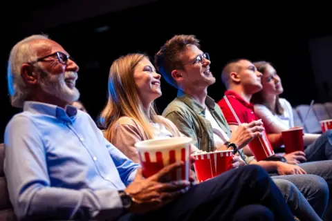ママ友が映画館に「いろはすのペットボトル」を持ち込み！「映画館だと300円もする」と言いますが、館内で売っていて“バレないもの”なら問題ないのでしょうか？ 劇場のルールを確認