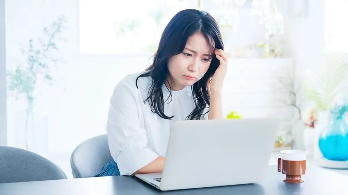 会社の“新卒採用HP”を見たら「基本給26万円」で衝撃！「勤続6年目の私とほぼ同じなんて…」いくら人で不足とはいえ“不公平すぎ”ませんか？ コロナ禍就職の28歳が「賃金逆転」に憤る理由